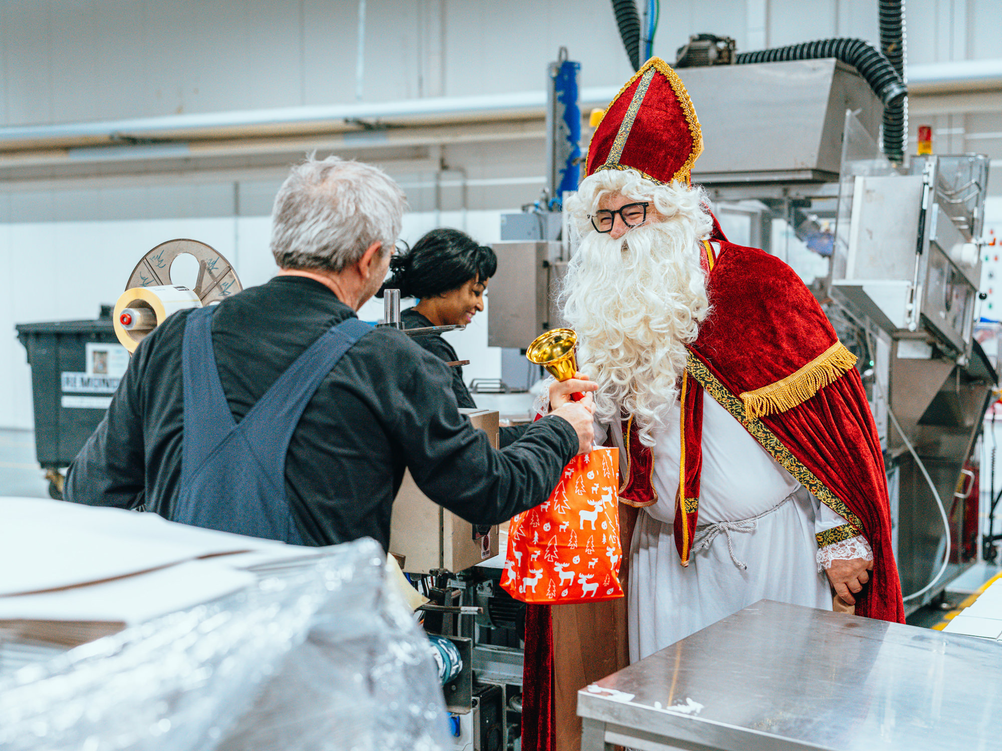 Nikolaus besucht CTA GmbH: Eine besondere Überraschung! Santa Claus visits CTA GmbH: A special surprise!